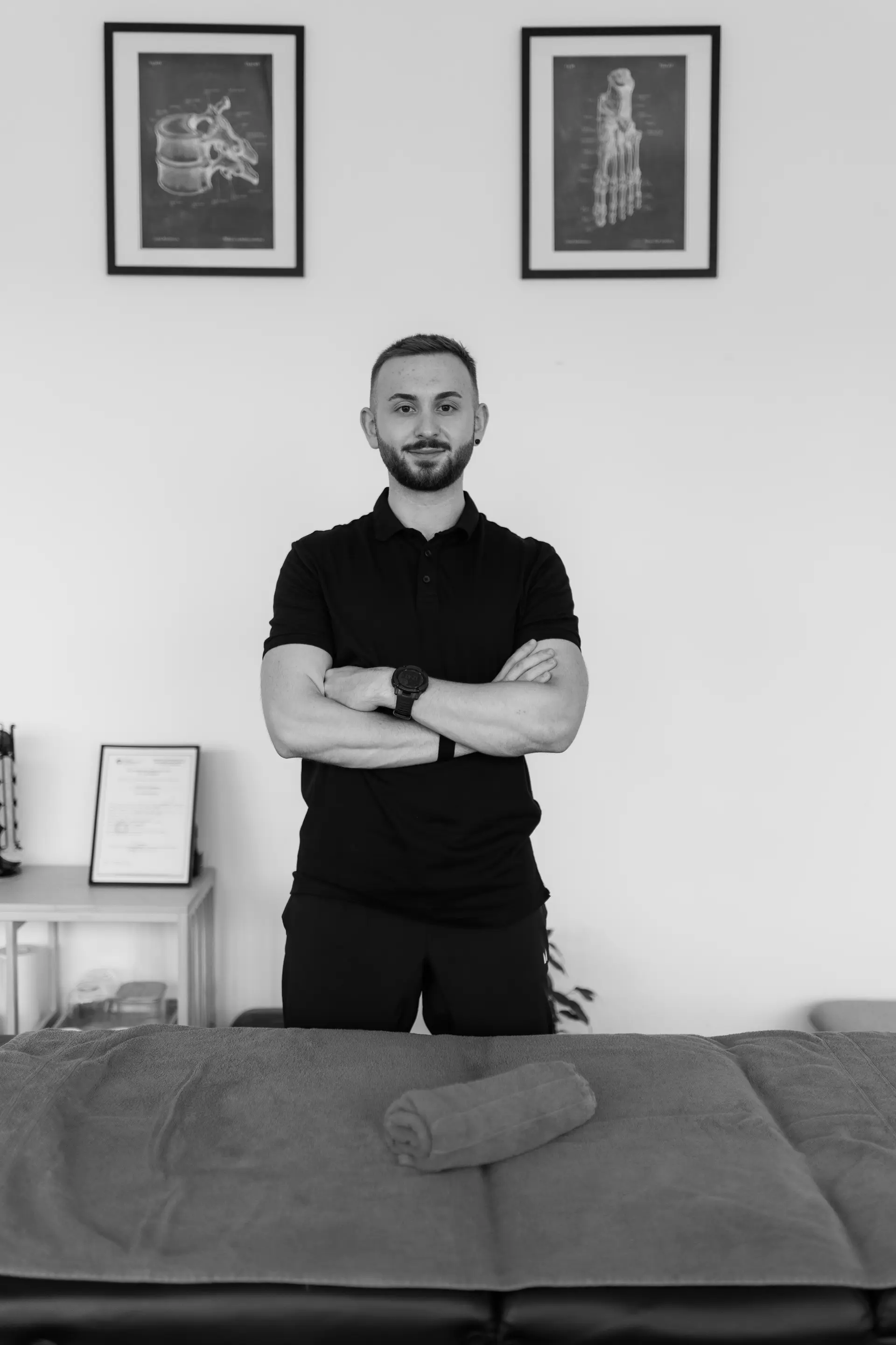 Tanászi Norbert a kezelőhelyiségben, összefont karral