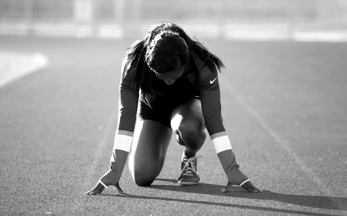 Sportoló rajthelyzetben a futópályán
